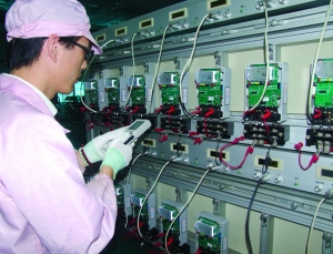 正泰制造车间工人正给智能电表进行编程
